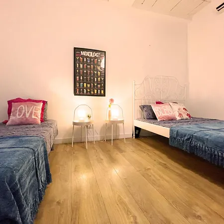 - Port Vell 1 Hostel