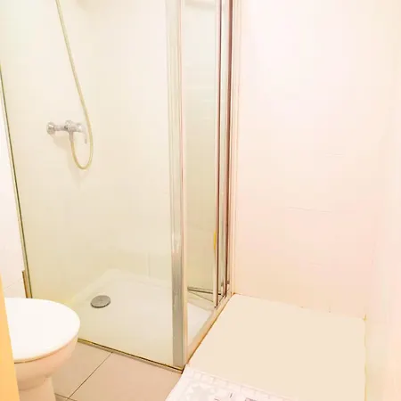 - Port Vell 1 Hostel *